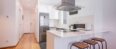 ثلاجة، ميكروويف، فرن، موقد طهي مسطح