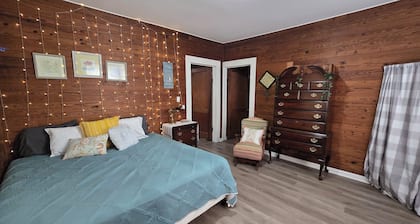Country Charm Cottage - 2br Wifi close to interstate!