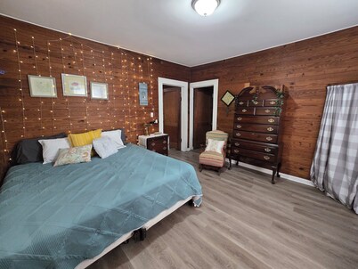 Country Charm Cottage - 2br Wifi close to interstate!