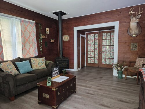 Country Charm Cottage - 2br Wifi close to interstate!