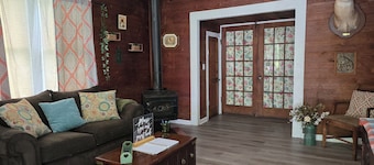 Country Charm Cottage - 2br Wifi close to interstate!