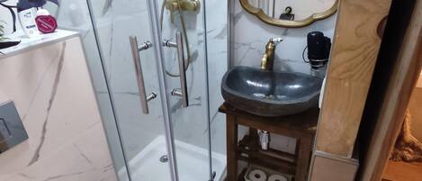 Ducha, secador de pelo, toallas, jabón