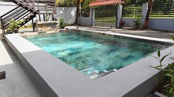 Hồ bơi ngoài trời