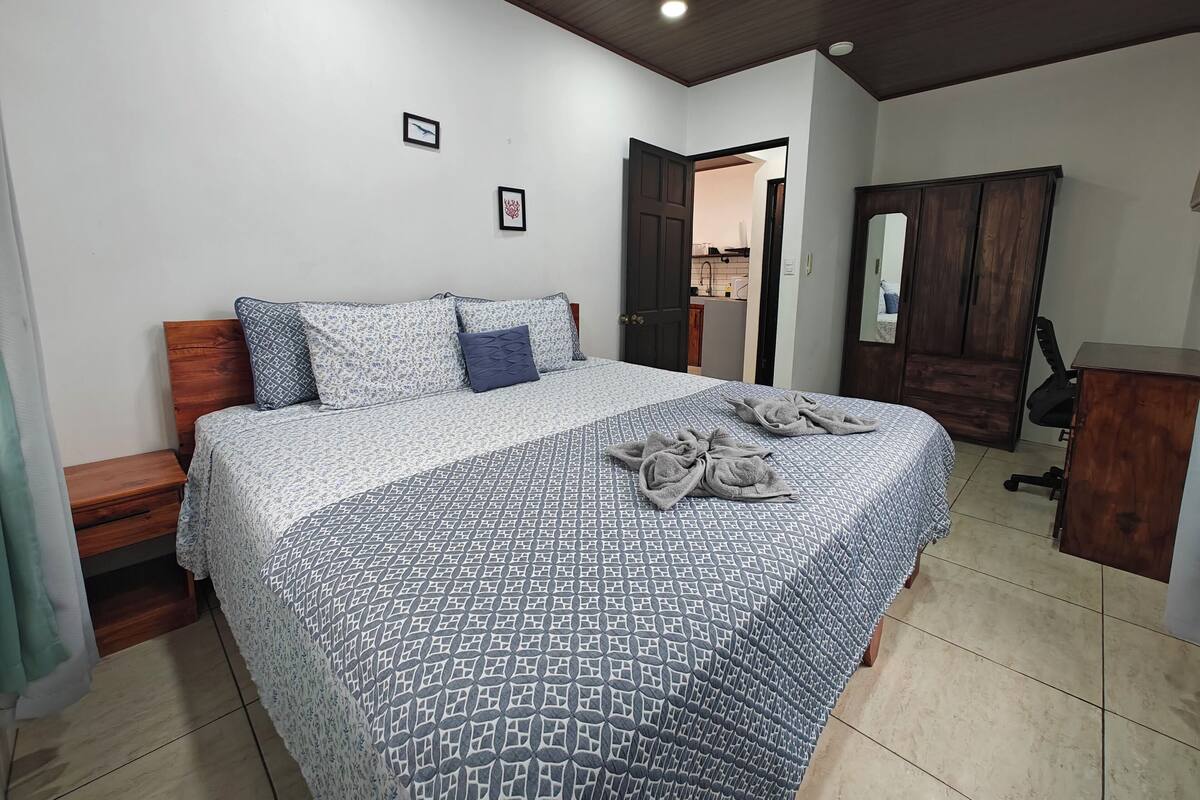 Suite, 1 King Bed, Kitchen | WiFi (free), bed sheets