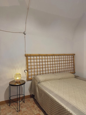 1 chambre, fer et planche à repasser, draps fournis