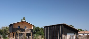 2 wooden houses near the ocean. Quiet, perfect for family gatherings.