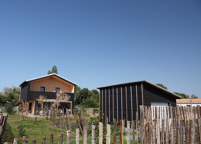 2 wooden houses near the ocean. Quiet, perfect for family gatherings.