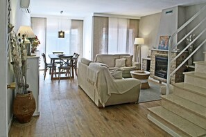 Unclassified image, 4 of 34, button