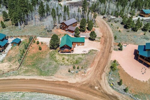 Lost Creek Sanctuary - Hot Tub & Fire Pit!