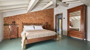 7 bedrooms, iron/ironing board, Internet, bed sheets