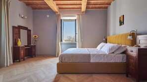 7 bedrooms, iron/ironing board, internet, bed sheets
