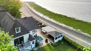 Une propriété située sur la côte, comprenant une maison, une terrasse et une vue sur la mer.