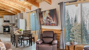 Ein gemütliches Wohnzimmer mit Kamin, Essbereich und Küche.