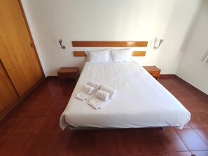 1 chambre, fer et planche Ă repasser, Wi-Fi gratuit, draps fournis