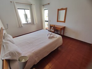 1 chambre, fer et planche à repasser, Wi-Fi gratuit, draps fournis