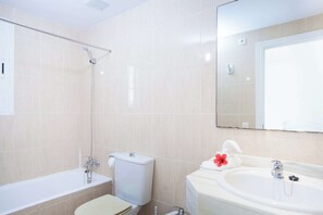 Shower - Sun Of The Bay I (b3 - A2) - Apartment. Free Wifi (Port D'alcudia, Illes Balears)