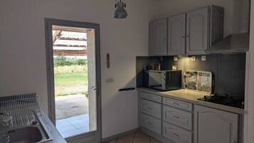 Jääkaappi, mikroaaltouuni, uuni, liesi