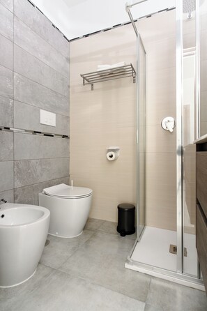 Shower, hair dryer, slippers, towels - Materdei Rooms (Naples)