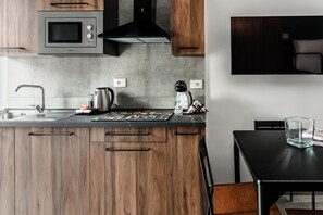 Kamar Quadruple Keluarga, balkon, pemandangan kota | Dapur pribadi | Lemari es, microwave, oven, dan kompor