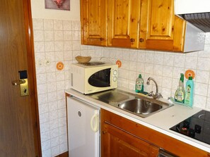 Kylskåp, mikrovågsugn, ugn och kaffe- och tebryggare