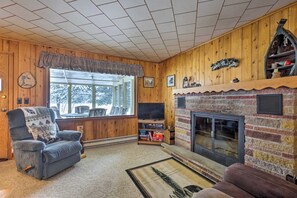 Smart TV, fireplace, books, stereo