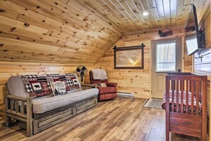 Smart-TV, peis, bøker og stereoanlegg