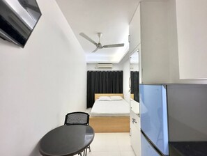 Tabla de planchar con plancha, wifi y ropa de cama 
