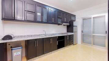 Luxury Apartment, 2 Bedrooms, Hill View | Dapur peribadi | Peti sejuk, ketuhar gelombang mikro, dapur