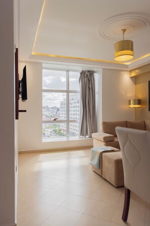 Apartamento estándar, vistas a la colina | Zona de estar