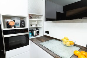 Refrigerador, microondas, horno, placa de cocina