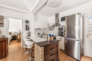 Refrigerador, microondas, horno y cafetera y tetera