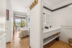 Douche, séchoir à cheveux, serviettes fournies