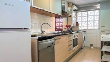 Frigorífico, microondas, horno y placa de cocina