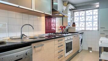 Een koelkast, een magnetron, een oven, een kookplaat