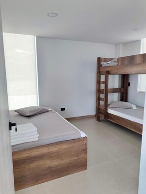 4 quartos, ferros/tábuas de passar roupa, Wi-Fi, roupa de cama