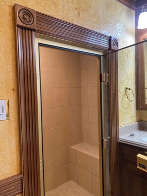 Dusche, Whirlpool, Haartrockner, Handtücher