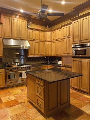 Private kitchen - Luxury living on the farm in town. Bring on the peace and  quiet  get spoiled ! (Danville)
