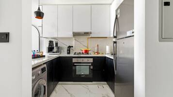 Réfrigérateur, micro-ondes, four, cafetière/bouilloire