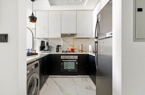 Een koelkast, een microgolfoven, een oven