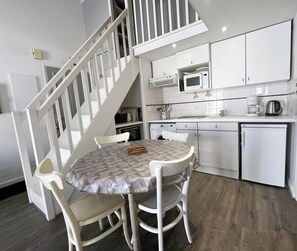 Réfrigérateur, micro-ondes, plaque de cuisson, cafetière/bouilloire