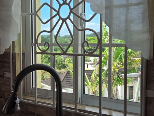 Charming 1-bedroom house in Falmouth with WiFi, AC and 24/7 security.