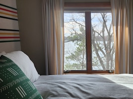 Habitación cuádruple tradicional, vistas al lago | Tabla de planchar con plancha y wifi gratis