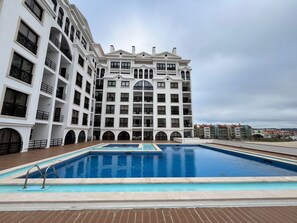 Una piscina al aire libre