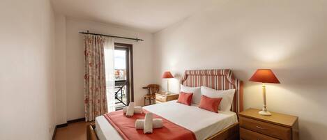 1 Schlafzimmer, Bügeleisen/Bügelbrett, Reisekinderbett, Bettwäsche