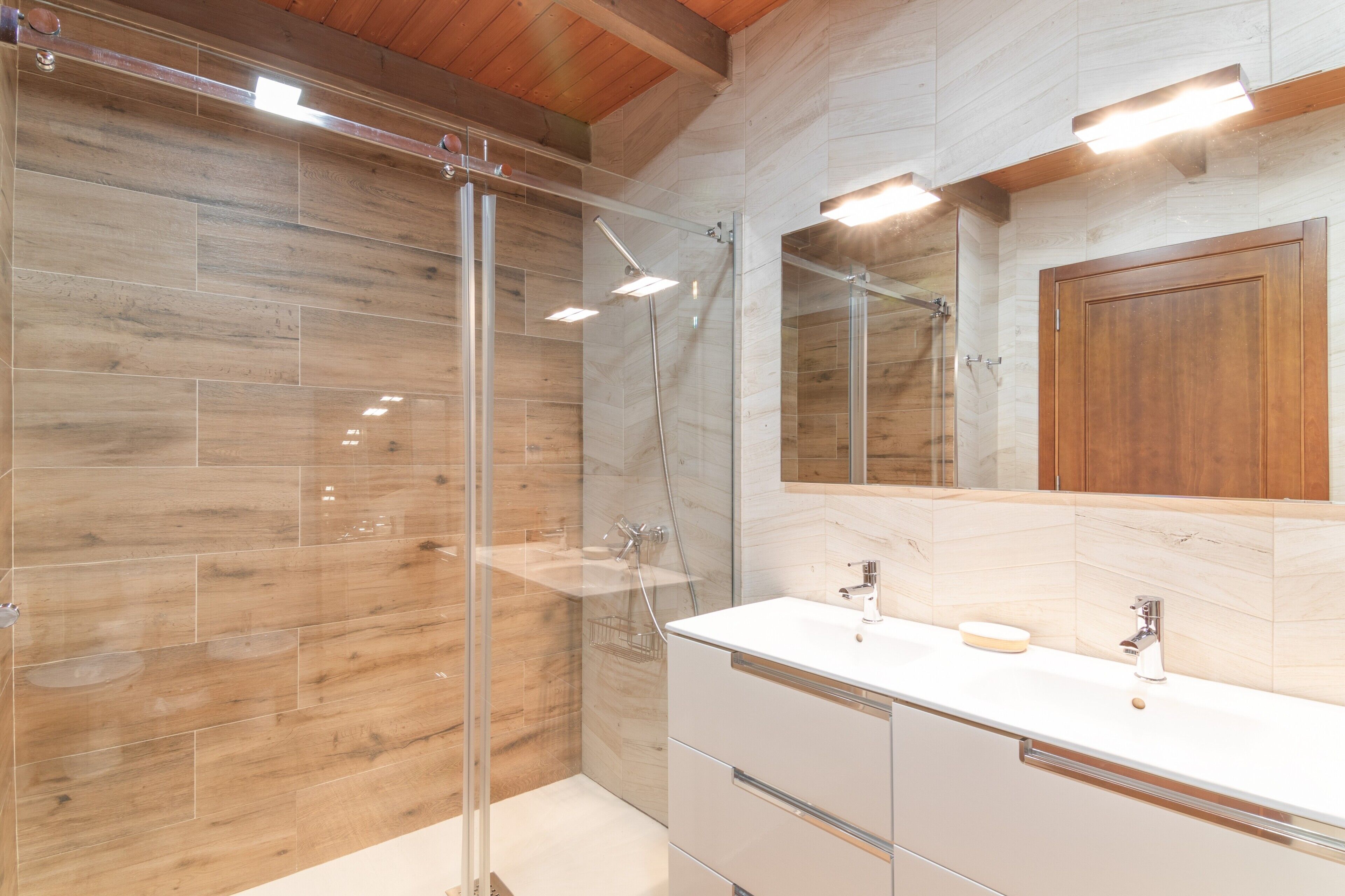 Een douche, een haardroger, handdoeken