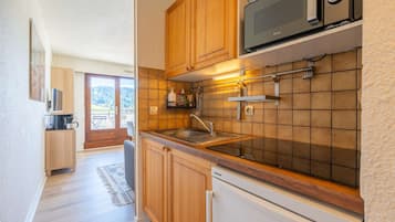 Refrigerador, microondas, tostadora y utensilios de cocina
