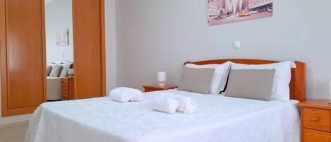 2 bedrooms, iron/ironing board, Internet, bed sheets