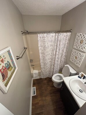 Een haardroger, handdoeken, zeep, toiletpapier