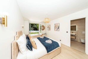 6 bedrooms, desk, iron/ironing board, free WiFi