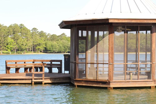Fisherman's Paradise on 120-acre Private Lake
